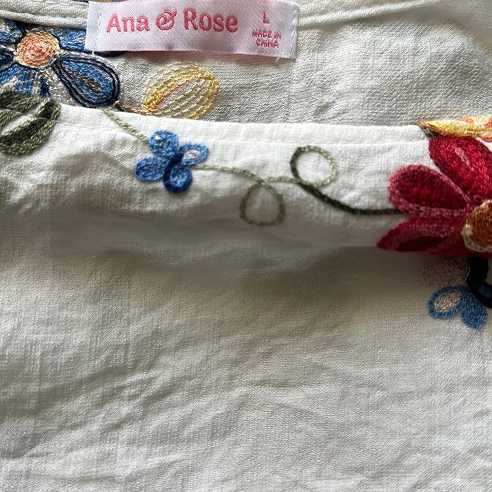 💖Ana & Rose white blouse with embroidered flowers - Picture 3 of 4